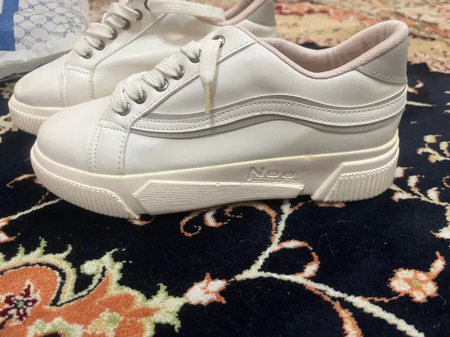 کتونی نو|کیف، کفش، کمربند|فومن, |دیوار