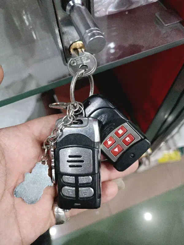 دسته کلید گم شده،(این عکس تزیینی هست)|اشیا|کاشان, رجایی|دیوار