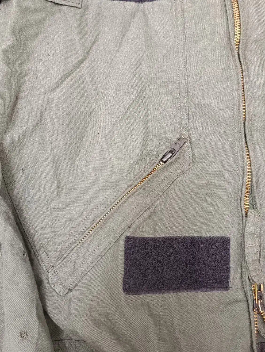 لباس خلبانی|لباس|مشهد, هفت تیر (نه دره)|دیوار