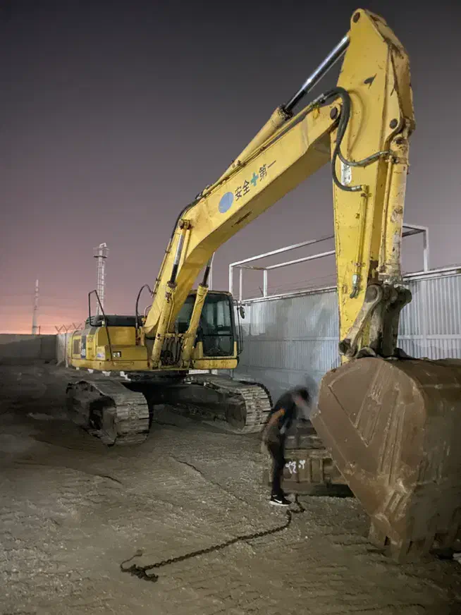 اجاره بیل مکانیکی ۴۰۰ کوماتسو|خودرو سنگین|بندرعباس, |دیوار