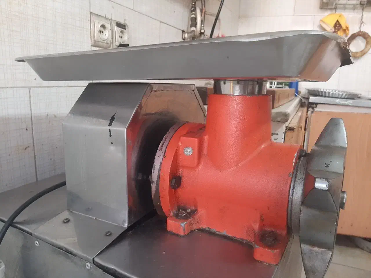 چرخ گوشت تسمه ای تیغ ۳۲ پنجره|کافی‌شاپ و رستوران|رشت, سلیمانداراب|دیوار