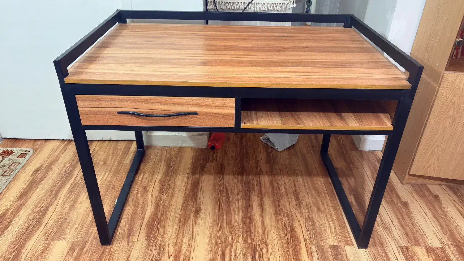 میز کار(کامپیوتر)|میز تحریر و کامپیوتر|فولادشهر, B1|دیوار