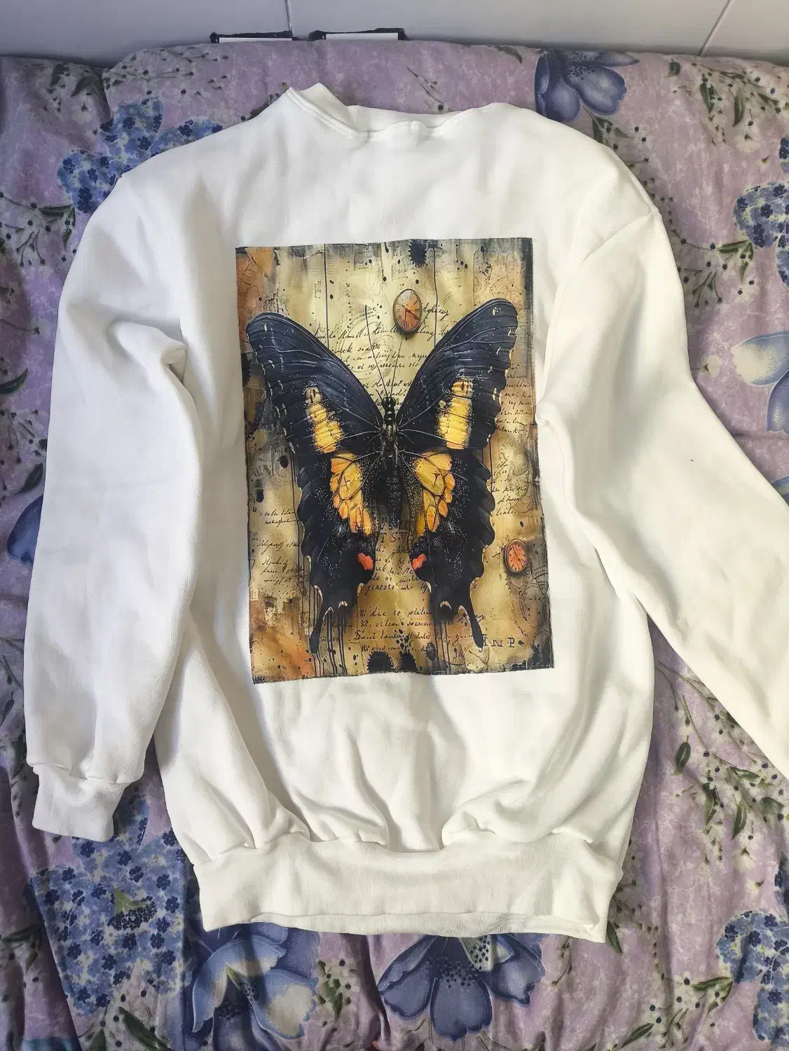 تعدادی لباس دورس و یک عدد شلوار جاگر|لباس|قم, قلعه کامکار|دیوار