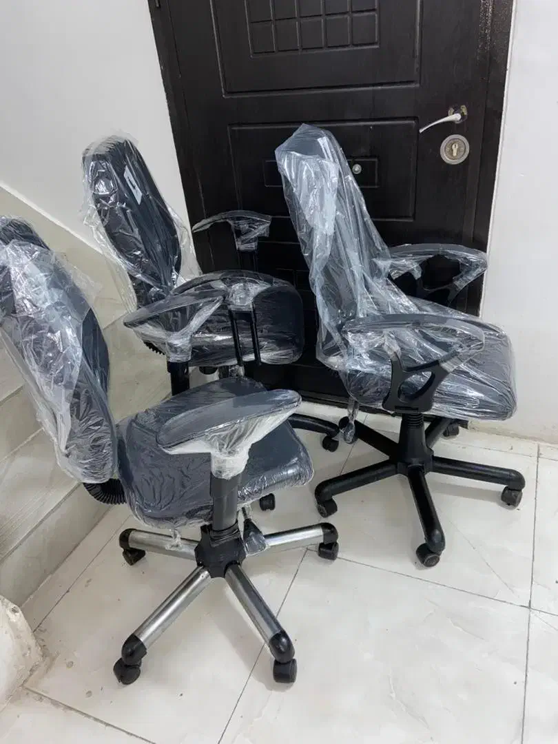 عکس صندلی فلزی چرخدار|صندلی و نیمکت|شیراز, شهرک صادقیه|دیوار