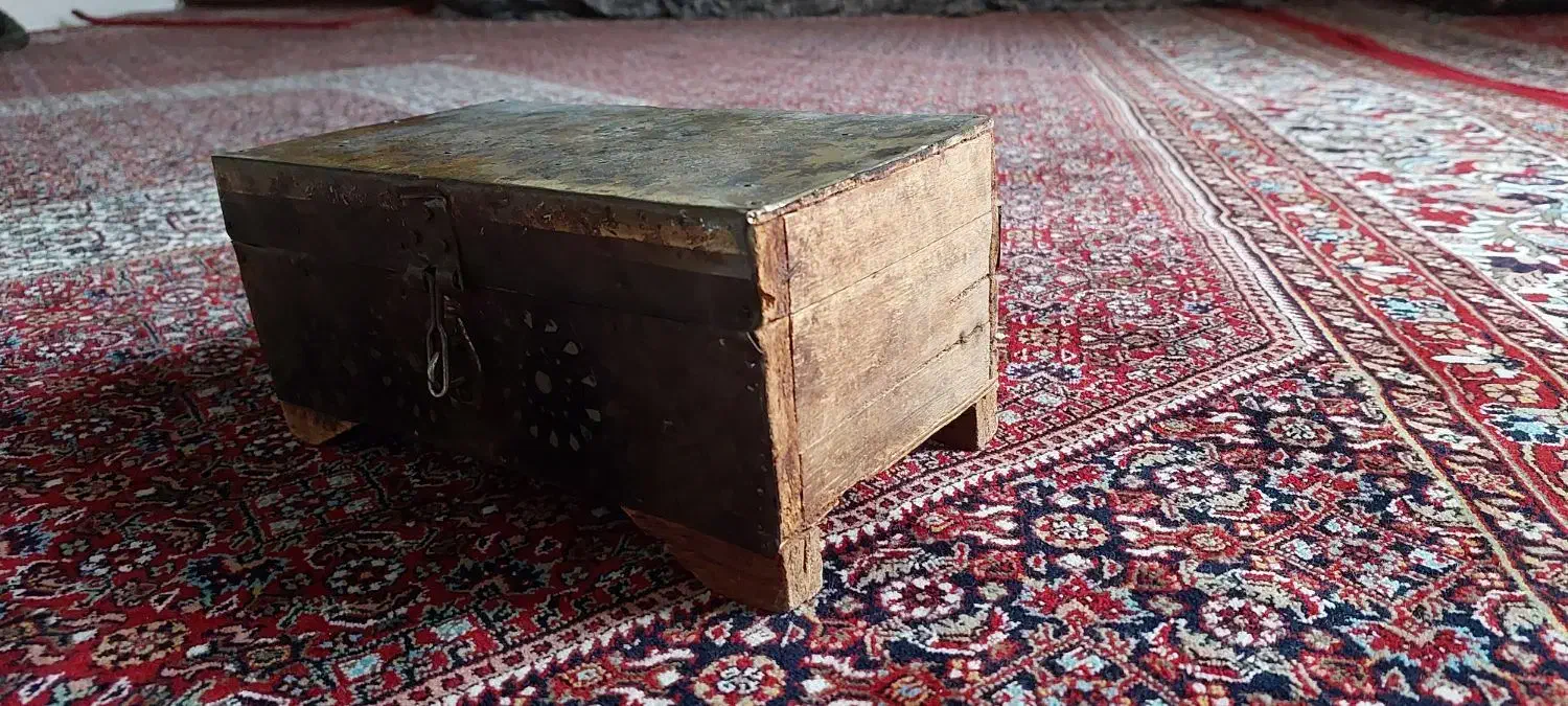 صندوقچه چوبیِ قدیمی|کلکسیون اشیاء عتیقه|زنجان, |دیوار