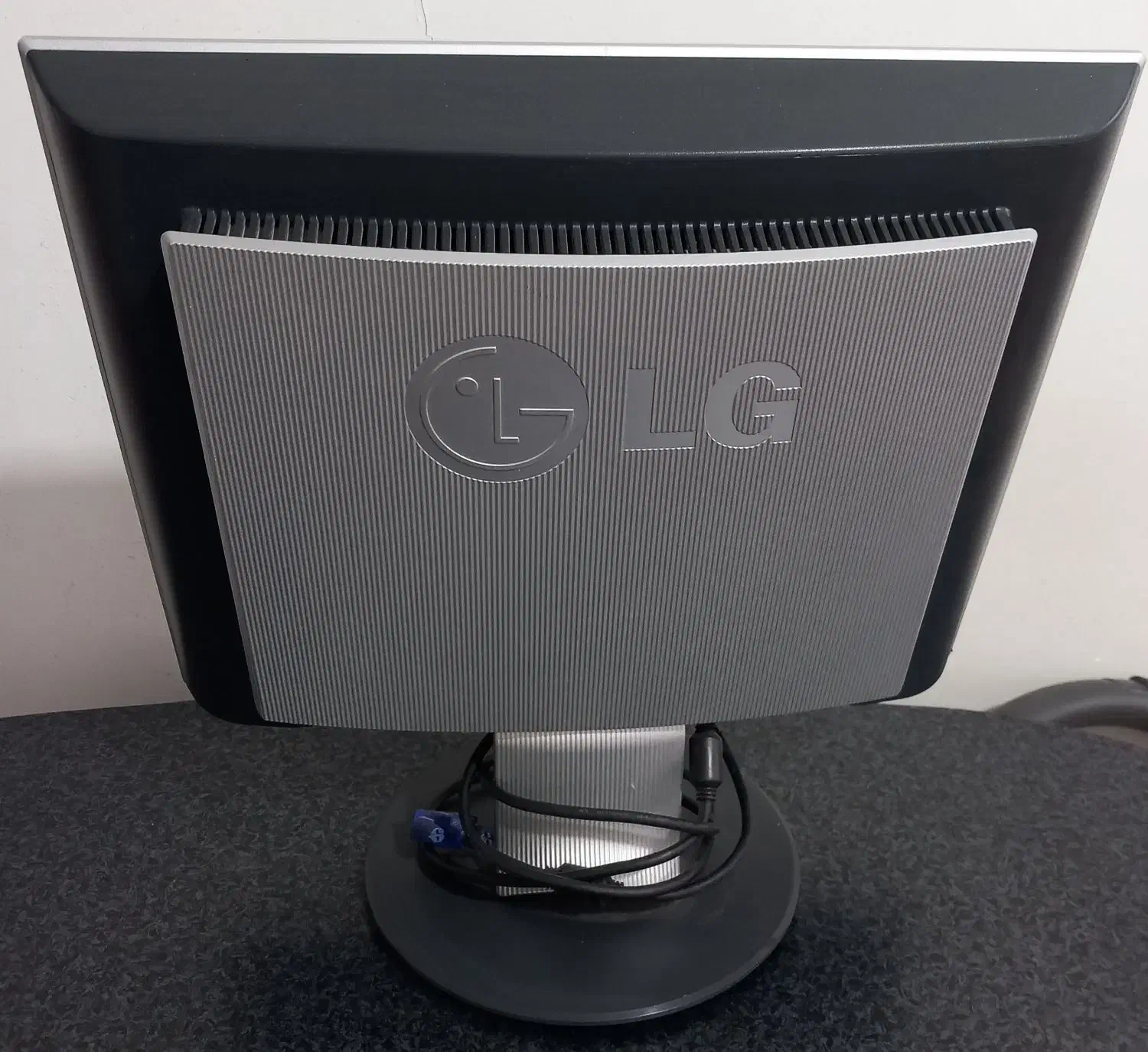 کامپیوتر و متلقات ان و میز و صندلی چرخدار|میز تحریر و کامپیوتر|پردیس, فاز ۲|دیوار