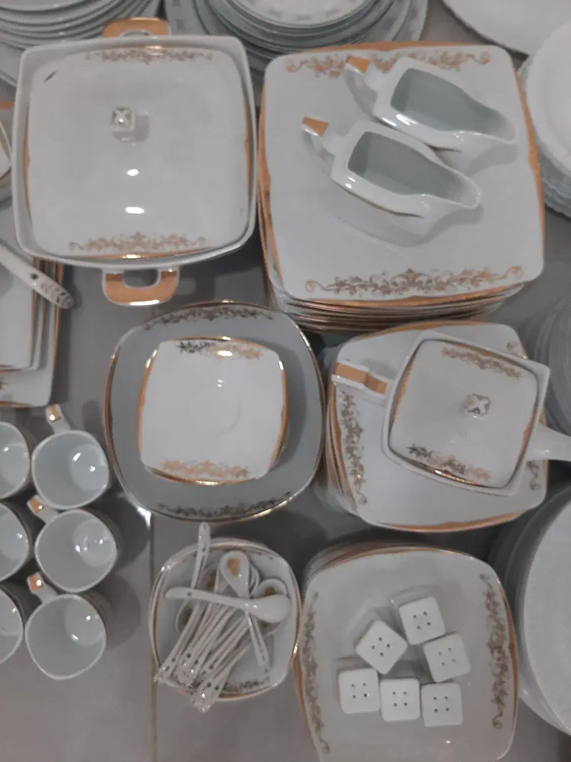 سرویس چینی ۱۲ نفره|ظروف سرو و پذیرایی|آزادشهر, |دیوار