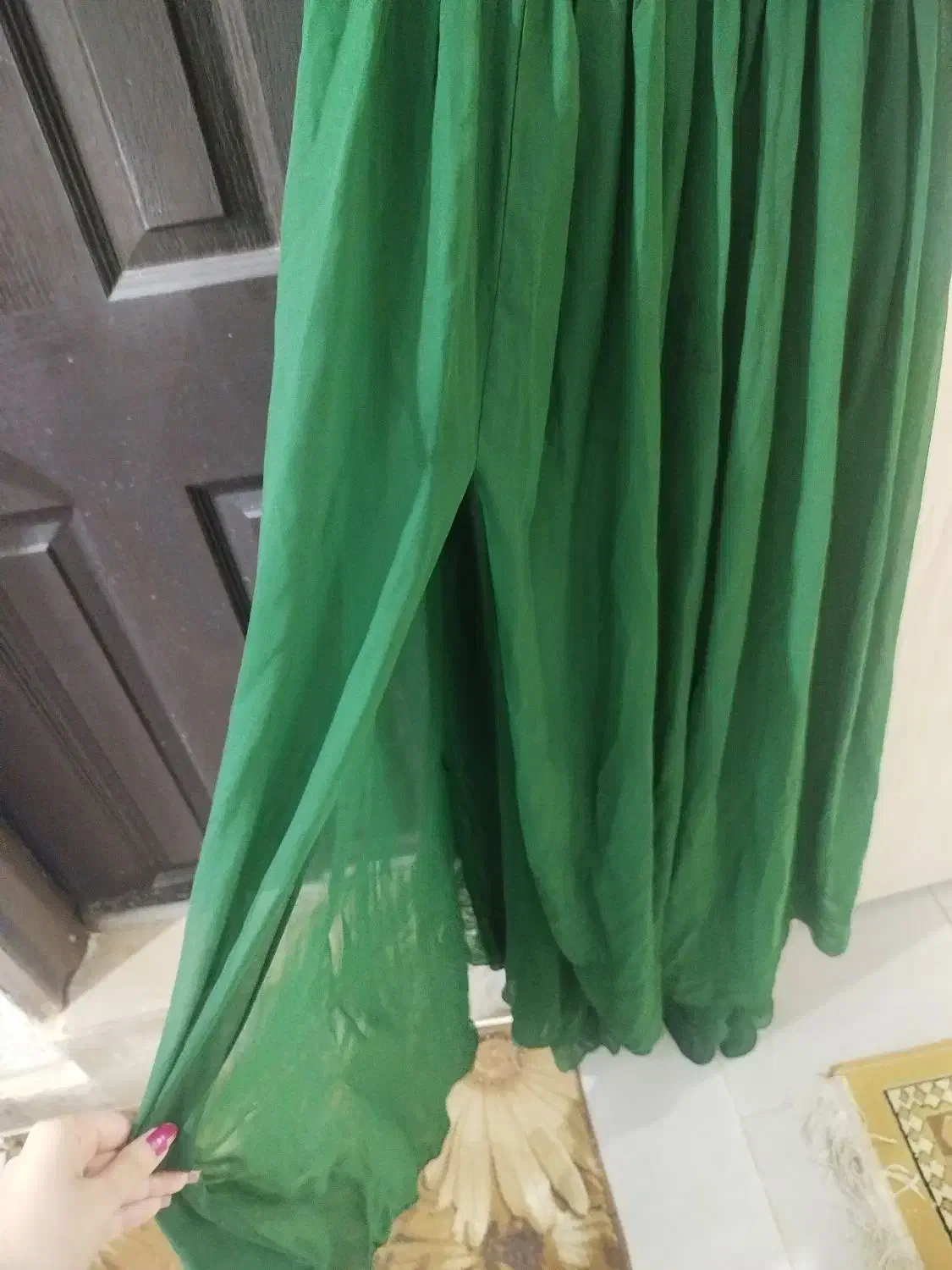 تعدادی لباس مجلسی|لباس|رشت, کوی مهر|دیوار