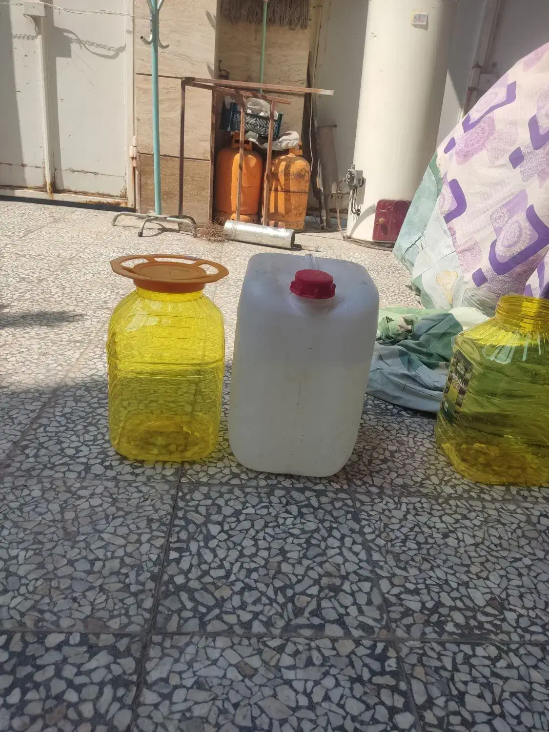 تعدادی دبه ده و بیست لیتری جنس ضخیم مواد نو|ظروف نگهدارنده، پلاستیکی، یک‌بارمصرف|شیراز, شهرک مطهری|دیوار