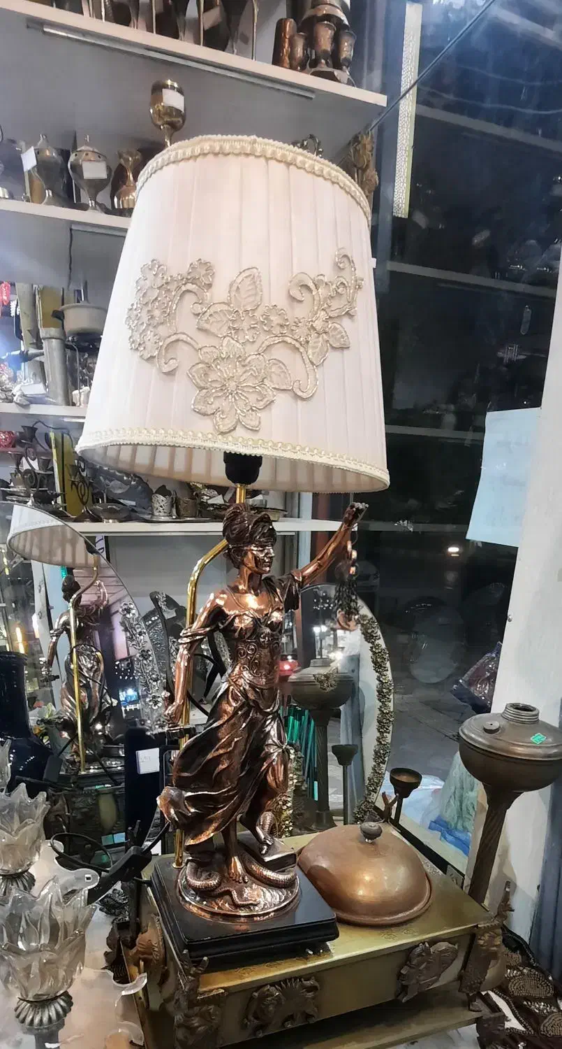 مجسمه عدالت چراغ دار|کلکسیون اشیاء عتیقه|دزفول, |دیوار