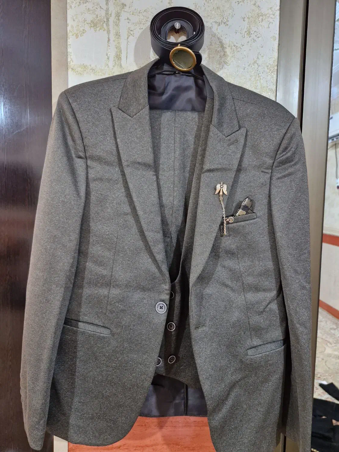 رنگ طوسی|لباس|چابهار, |دیوار