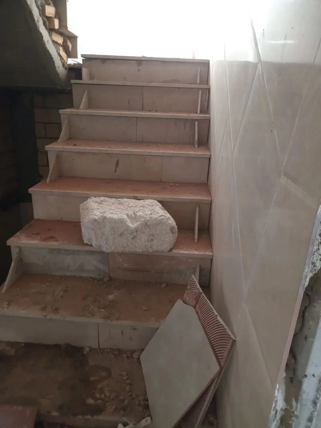 انجام کاشی کاری رفع نم حمام وتوالت|خدمات پیشه و مهارت|ملایر, |دیوار