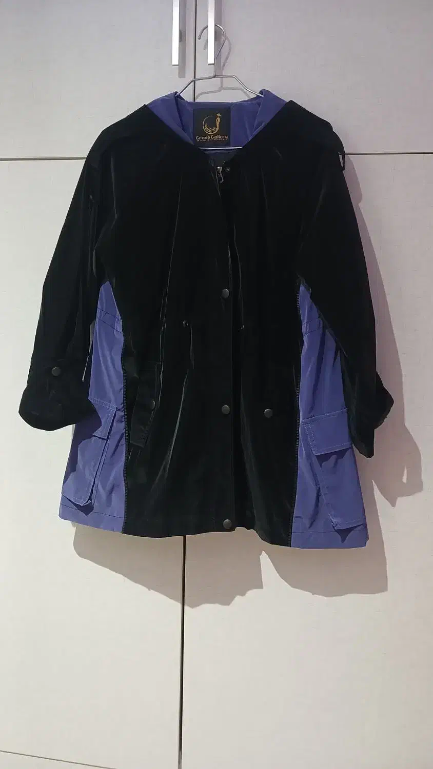 بارونی کلاهدار زنانه|لباس|رشت, منظریه|دیوار