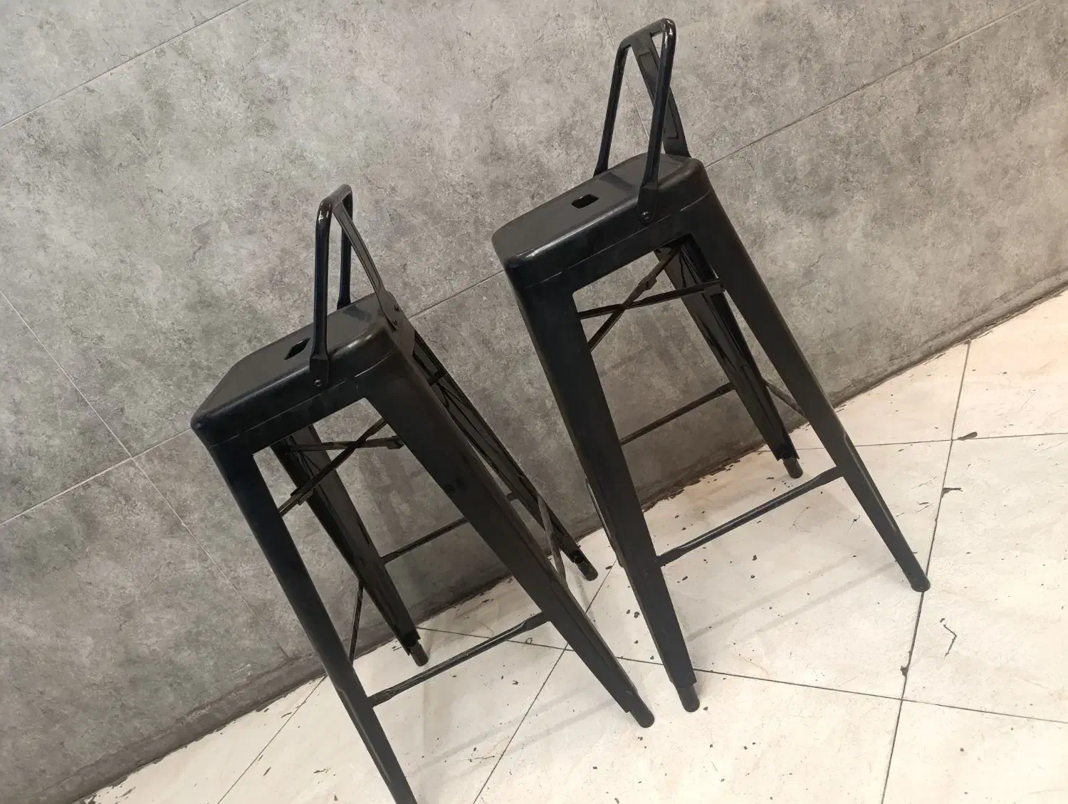 صندلی آهنی|صندلی و نیمکت|پیشوا, |دیوار