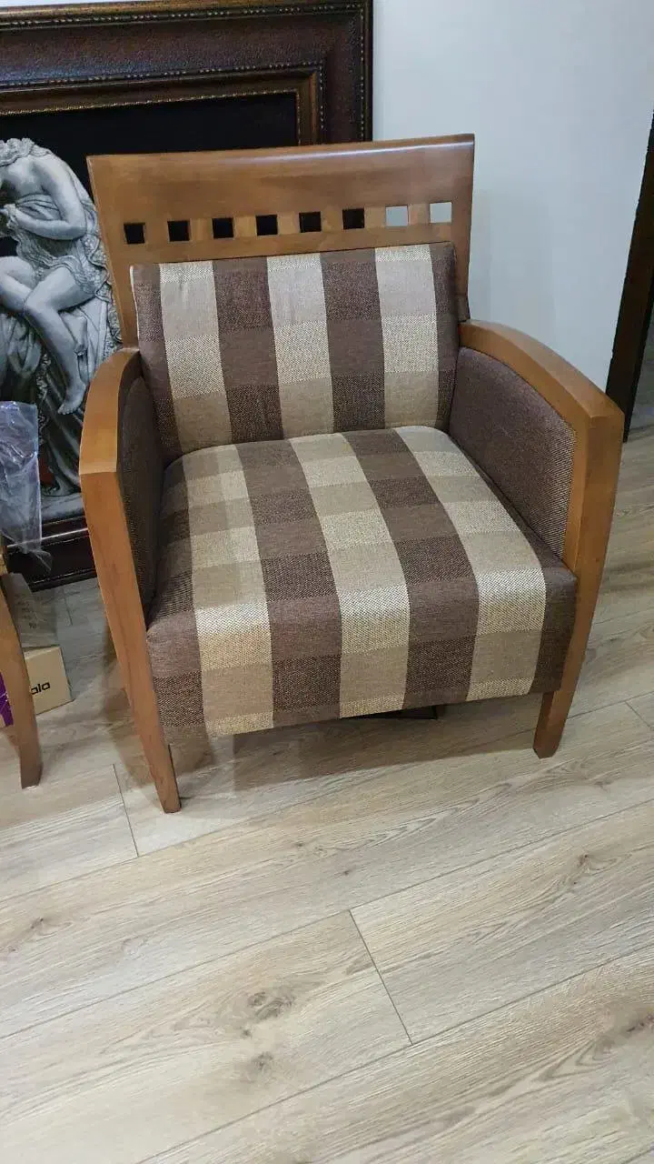 دو عدد مبل تکی و میز جلو مبل 1*1 متر|مبلمان خانگی و میز عسلی|تهران, جمالزاده|دیوار