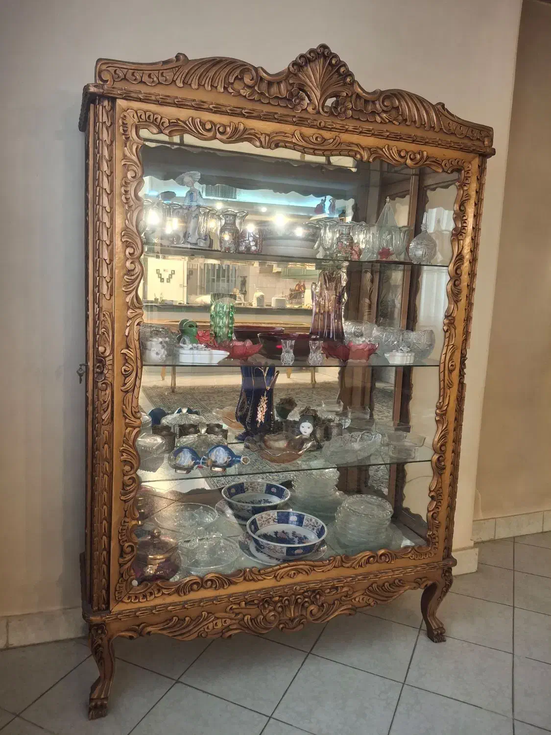 بوفه چوبی، چهار طبقه سالم رنگ طلایی، بدون زدگی|بوفه، ویترین، کنسول|تهران, سید خندان (جلفا)|دیوار