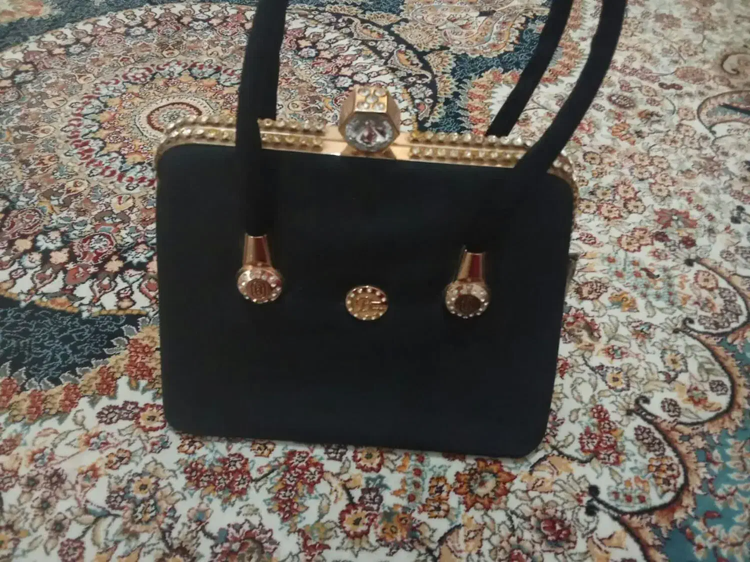 کیف مجلسی|کیف، کفش، کمربند|قم, قلعه کامکار|دیوار