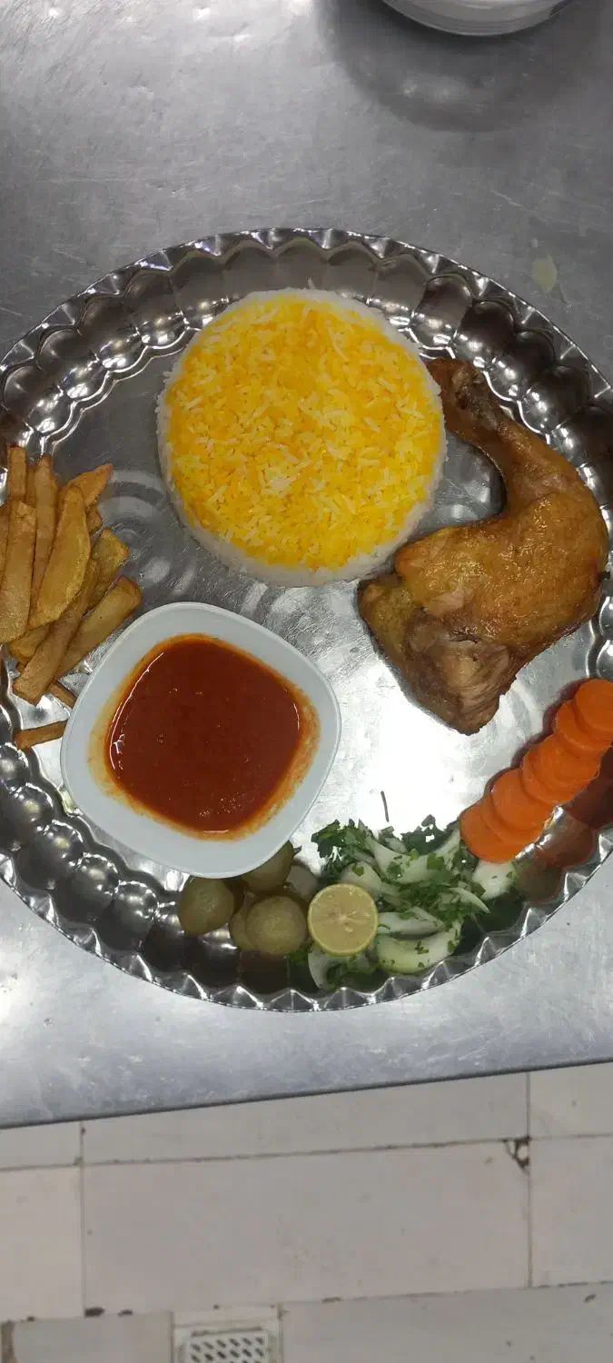 پیتزاپز حرفه ای و کارگر ساده جهت همکاری در رستوران|استخدام خدمات فروشگاه و رستوران|تهران, راه آهن|دیوار