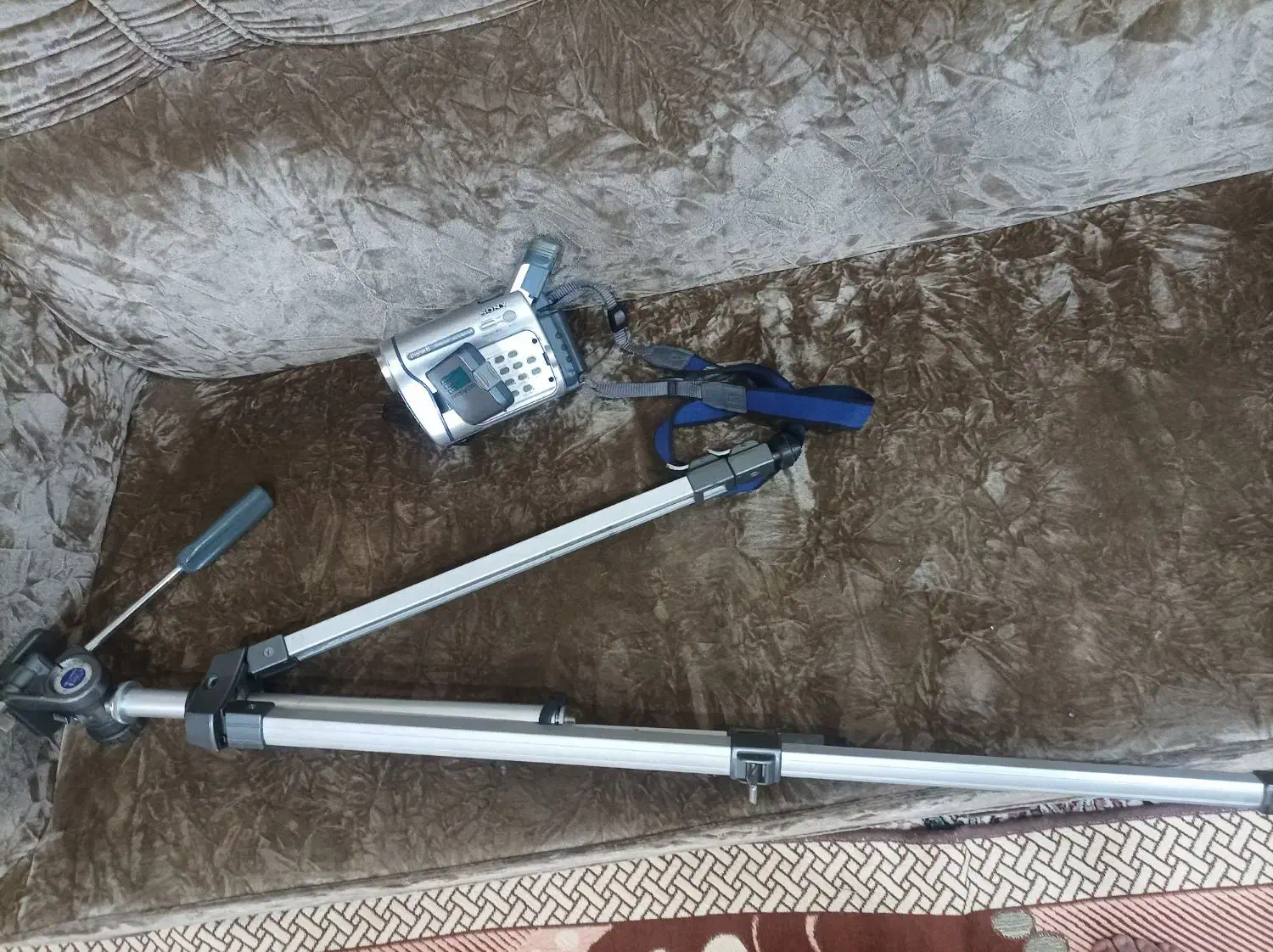 دوربین هندی کم سونی و 3 پایه|دوربین عکاسی و فیلم‌برداری|فردیس, شهرک شهید حسینی|دیوار