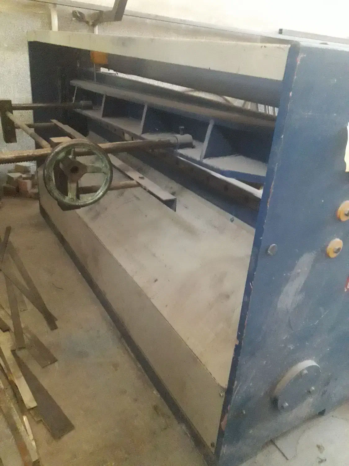 گیوتین ۲*۲کم کار تمیز|ماشین‌آلات صنعتی|نجف‌آباد, کهریزسنگ|دیوار