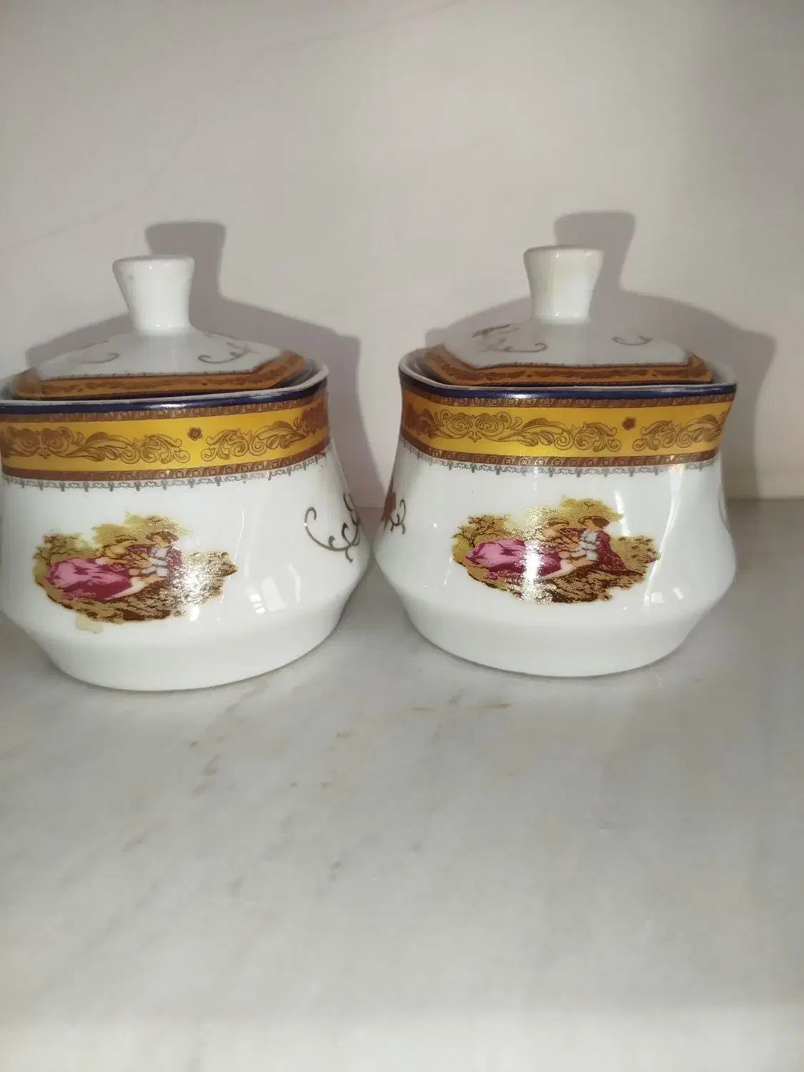 تعدادی ظروف|ظروف پخت‌وپز|مراغه, |دیوار