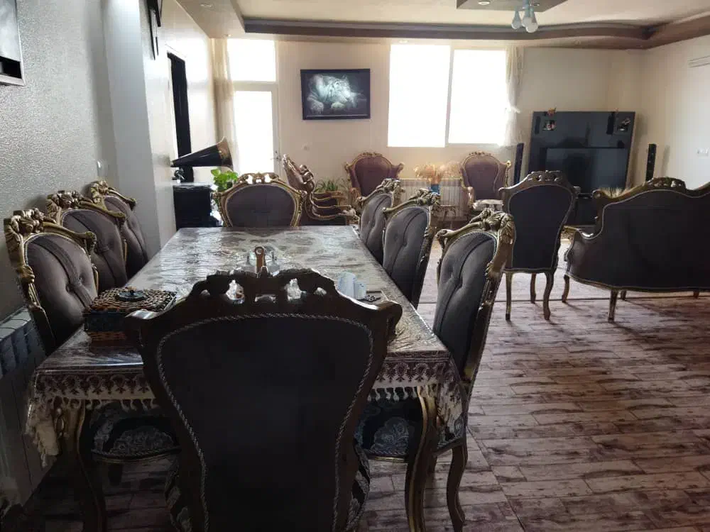 مبل ومیزنهارخوری چوب گردو کلاسیک|مبلمان خانگی و میز عسلی|شاهینشهر, فدک|دیوار