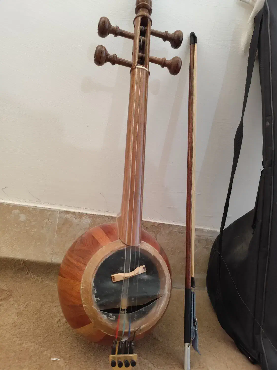 کمانچه|سازهای سنتی|قم, وادی السلام|دیوار