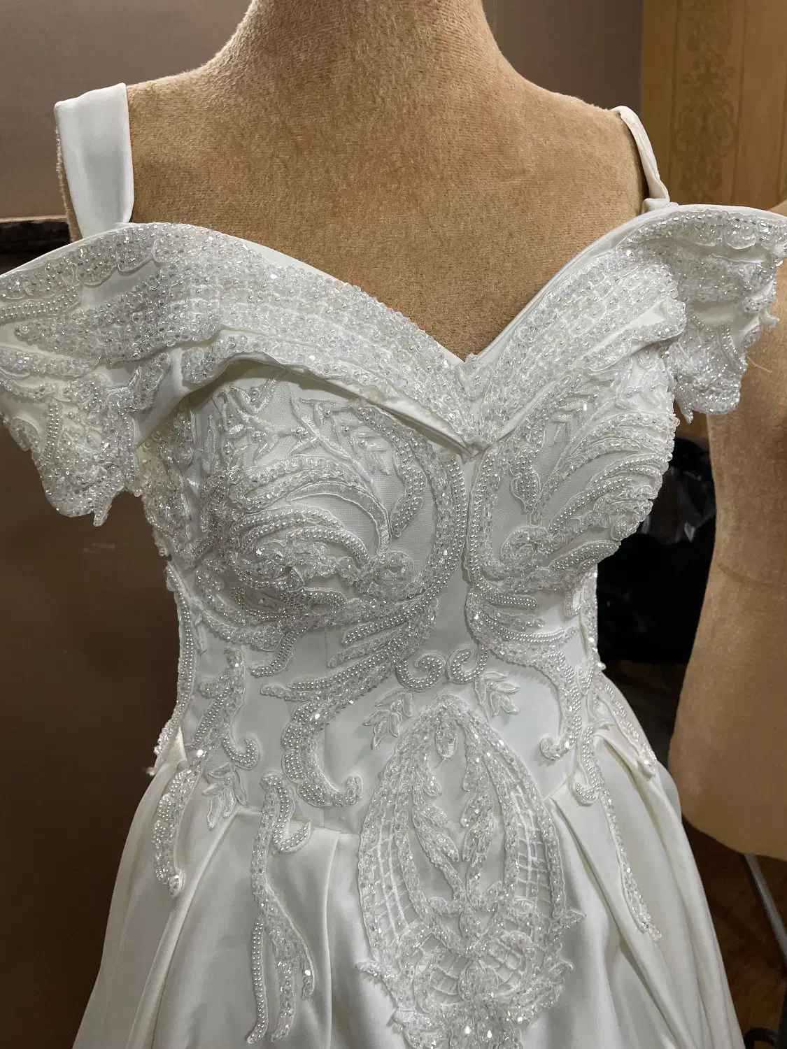 تعدادی لباس عروس کاملا نو|لباس|مشهد, ویلاشهر|دیوار