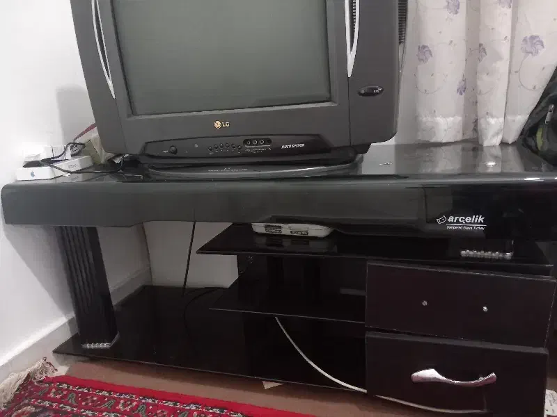 تلویزیون همراه با میز به فروش میرسد |تلویزیون و پروژکتور|محمدیه-قزوین, |دیوار