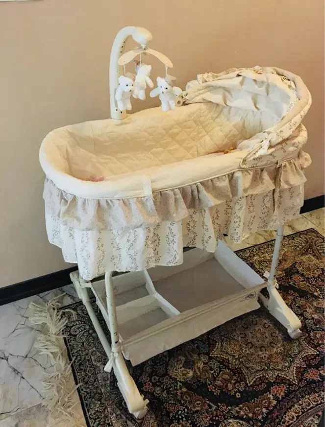 گهواره موزیکال کنار تخت مادر|تخت و صندلی بچه|کاشان, امیرکبیر|دیوار