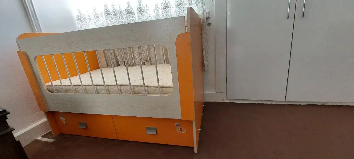 تخت خواب کودک به همراه تشک و  ویترین|تخت و سرویس خواب|کنارک, |دیوار