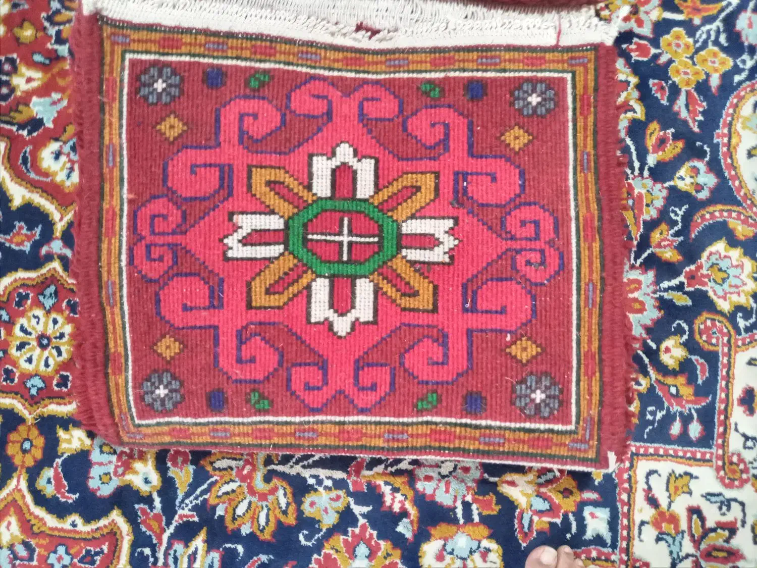 رو صندلی یا پادری یا زیرپایه|فرش|تبریز, |دیوار