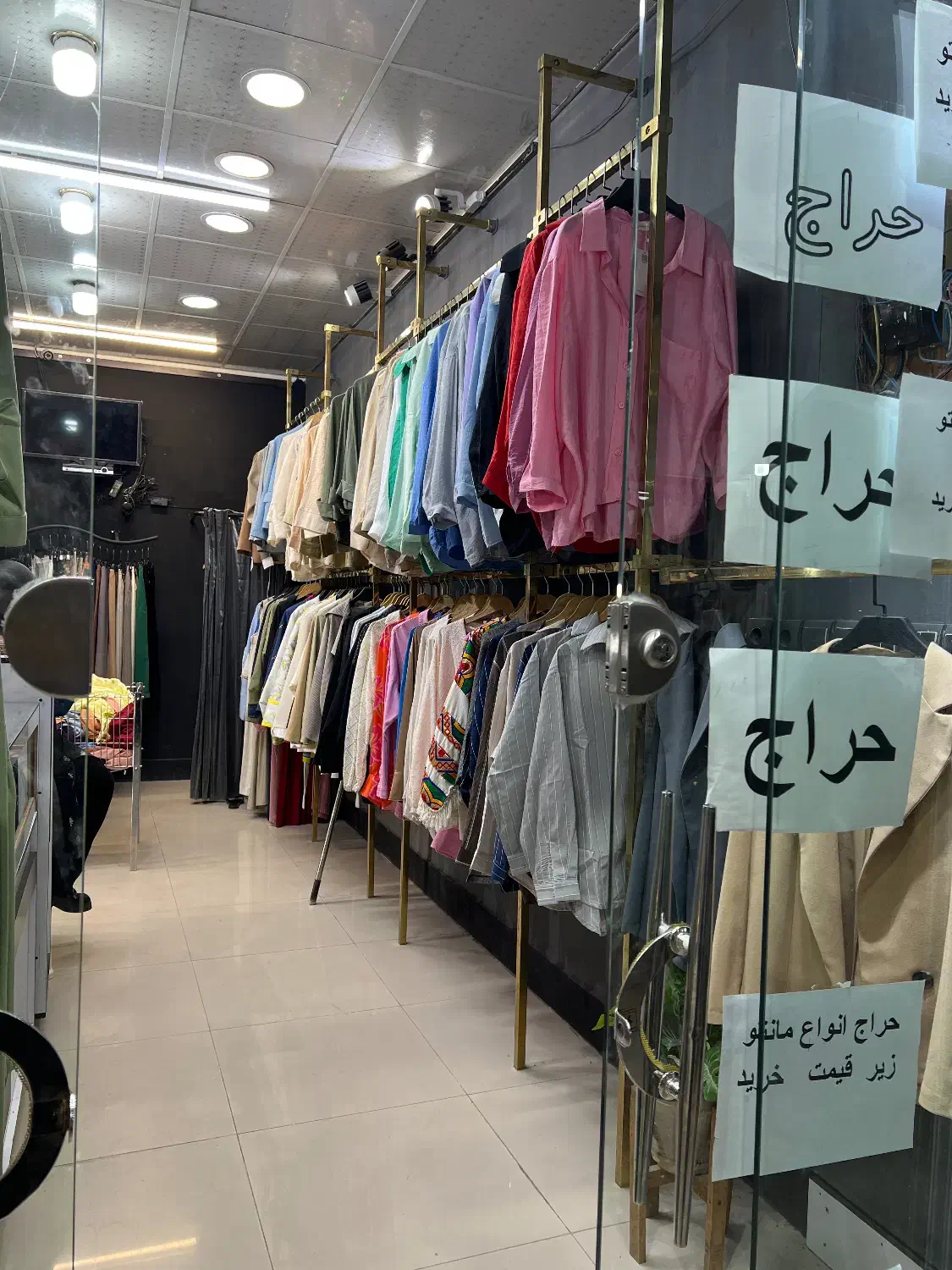 واگذاری یک باب مغازه زنانه ۱۸ متری با دکور و لباس|اجارهٔ مغازه و غرفه|دوگنبدان, |دیوار