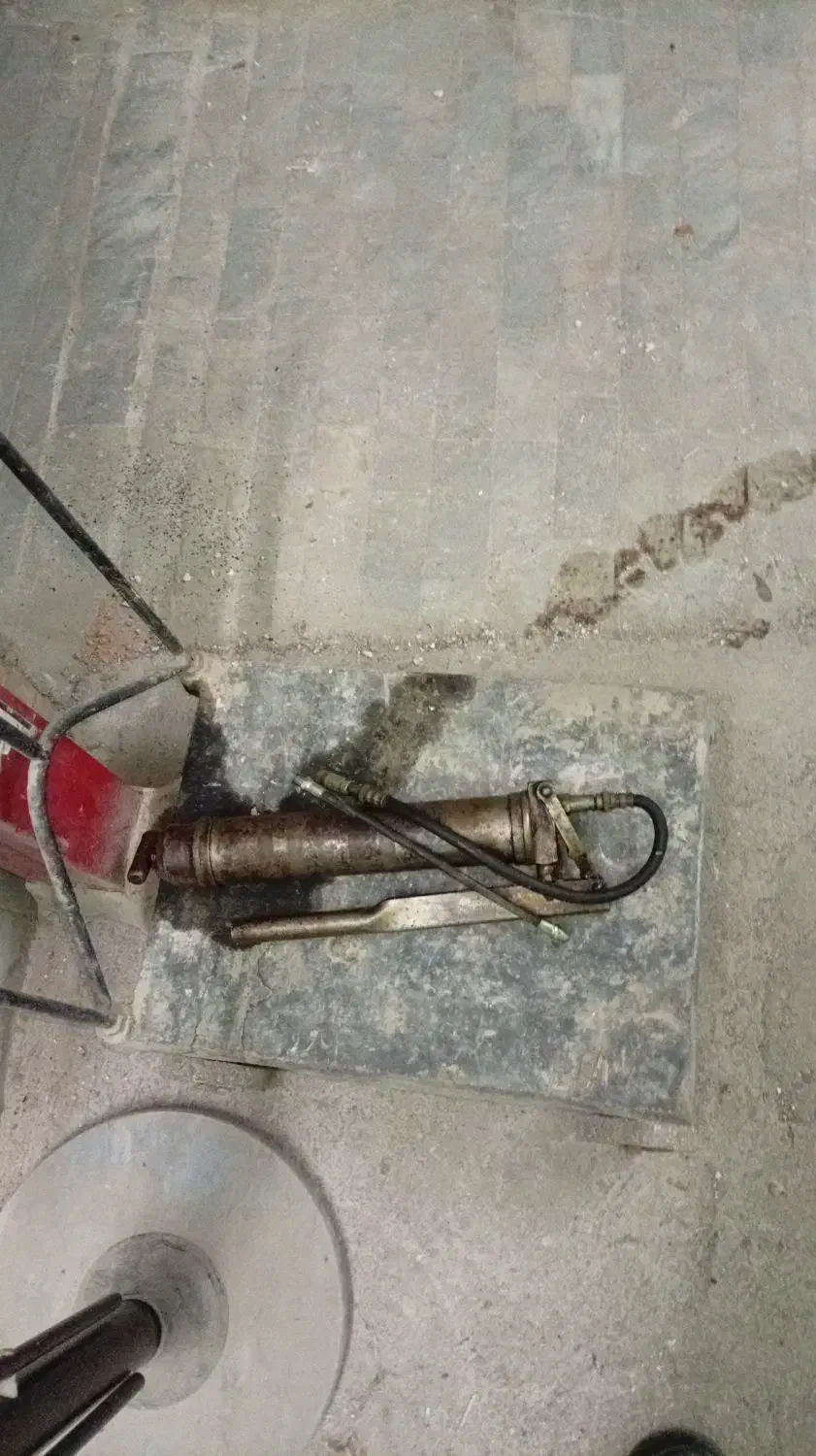 گریس پمپ قدیمی کاملا سالم|ابزارآلات|مشهد, امام رضا (ع)|دیوار