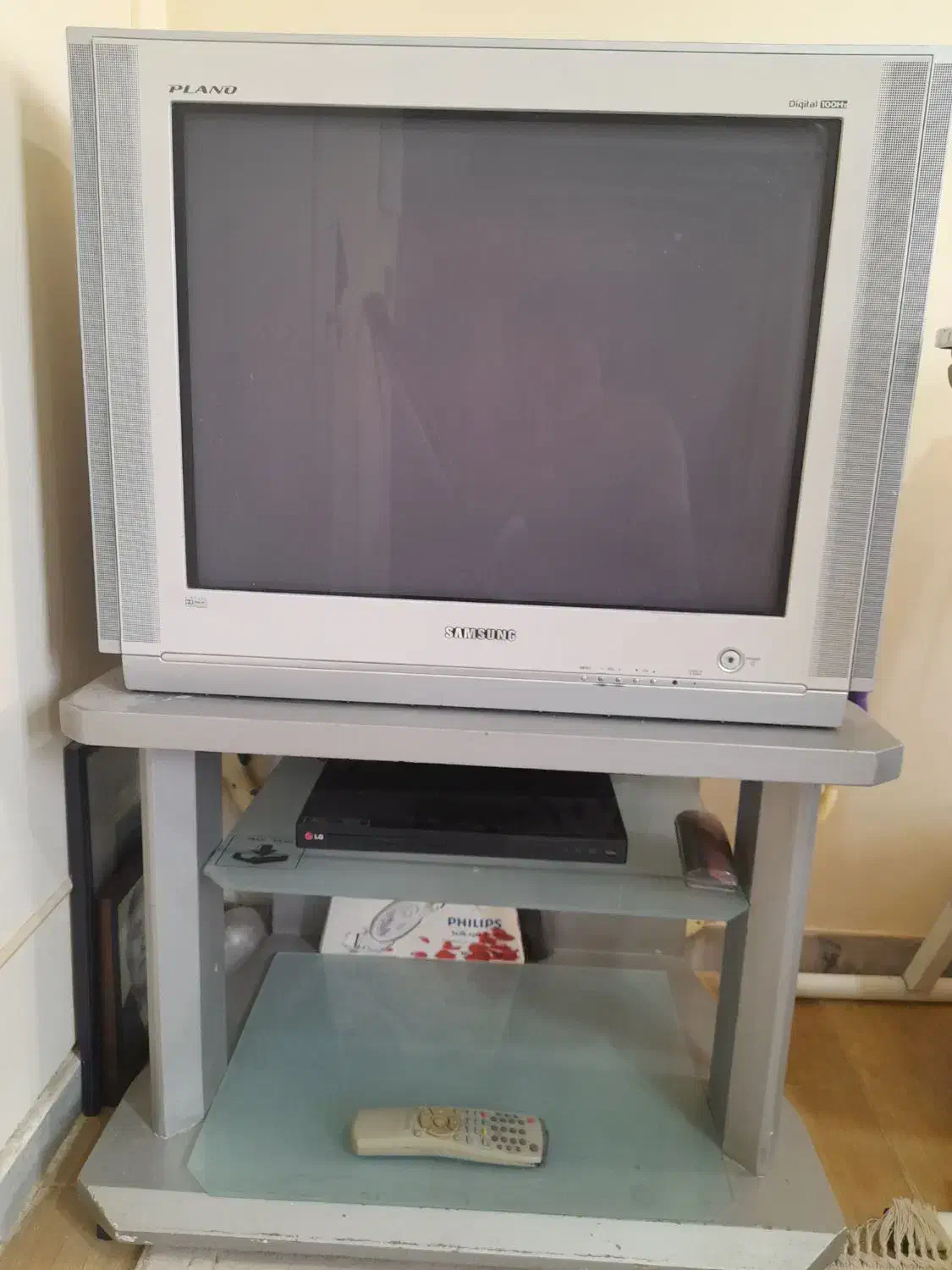 تلویزیون سامسونگ ۲۹ اینچ کره ای با میز تلویزیون|تلویزیون و پروژکتور|کرج, گلشهر|دیوار