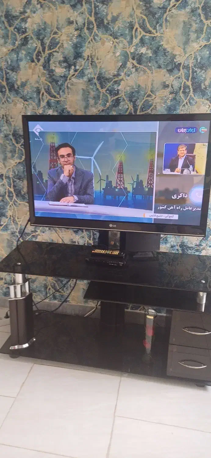 تلویزیون۴۲ LGاصل کره ۱۴م ومیزتلویز۱۸۰۰م دیجیتال۶۰۰|تلویزیون و پروژکتور|لاهیجان, لیل|دیوار