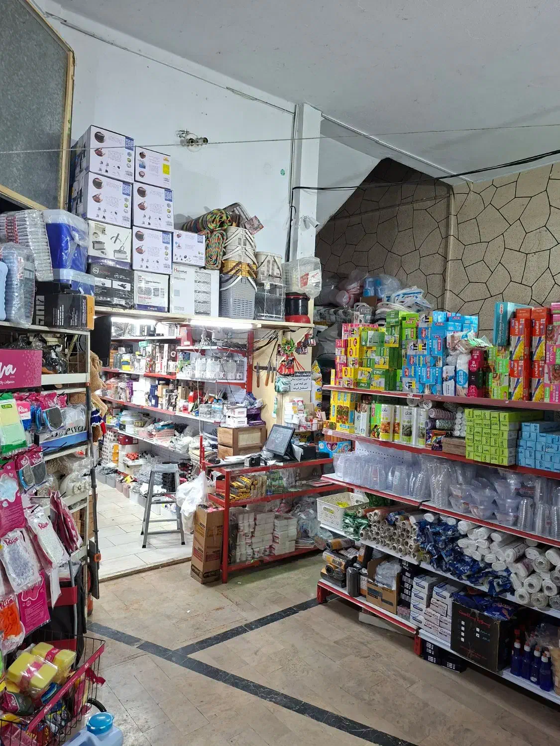 فروشنده و چیدمان اتباع مجاز همراه با جای خواب|استخدام خدمات فروشگاه و رستوران|تهران, اختیاریه|دیوار