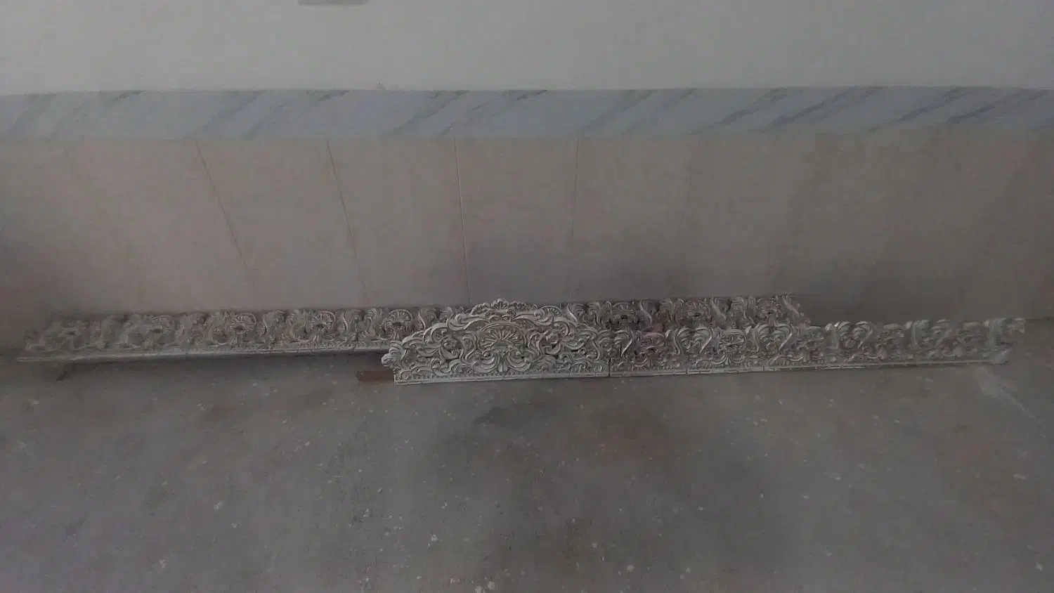 کتیبه سالم|بوفه، ویترین، کنسول|صحنه, |دیوار