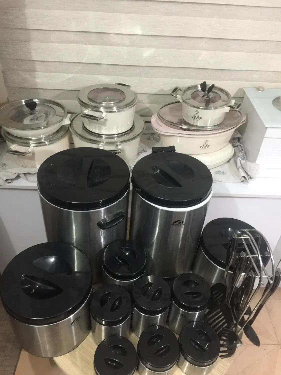 سرویس قابلمه ی درجه ی یک کاملا نو اکبند وسرویس سطل|ظروف پخت‌وپز|خوی, |دیوار