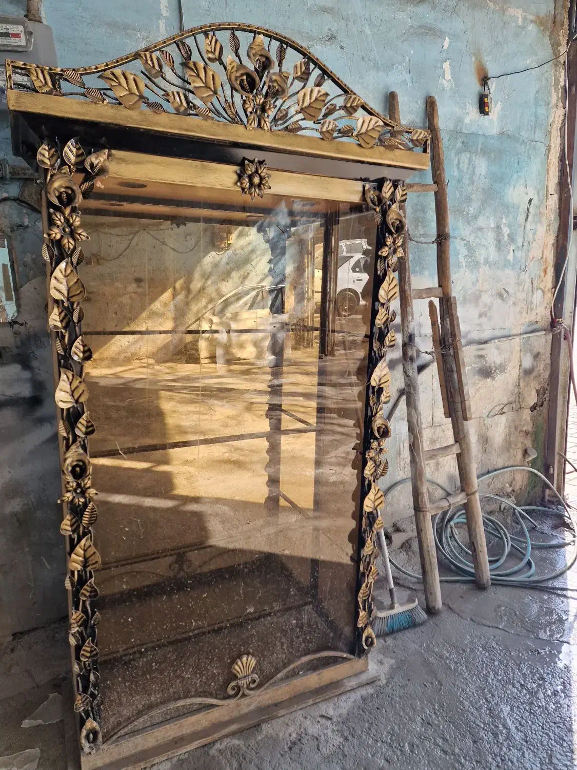 کمد شیشه ای سالم مدل فلز فرفورژه|بوفه، ویترین، کنسول|مشهد, کوی المهدی|دیوار