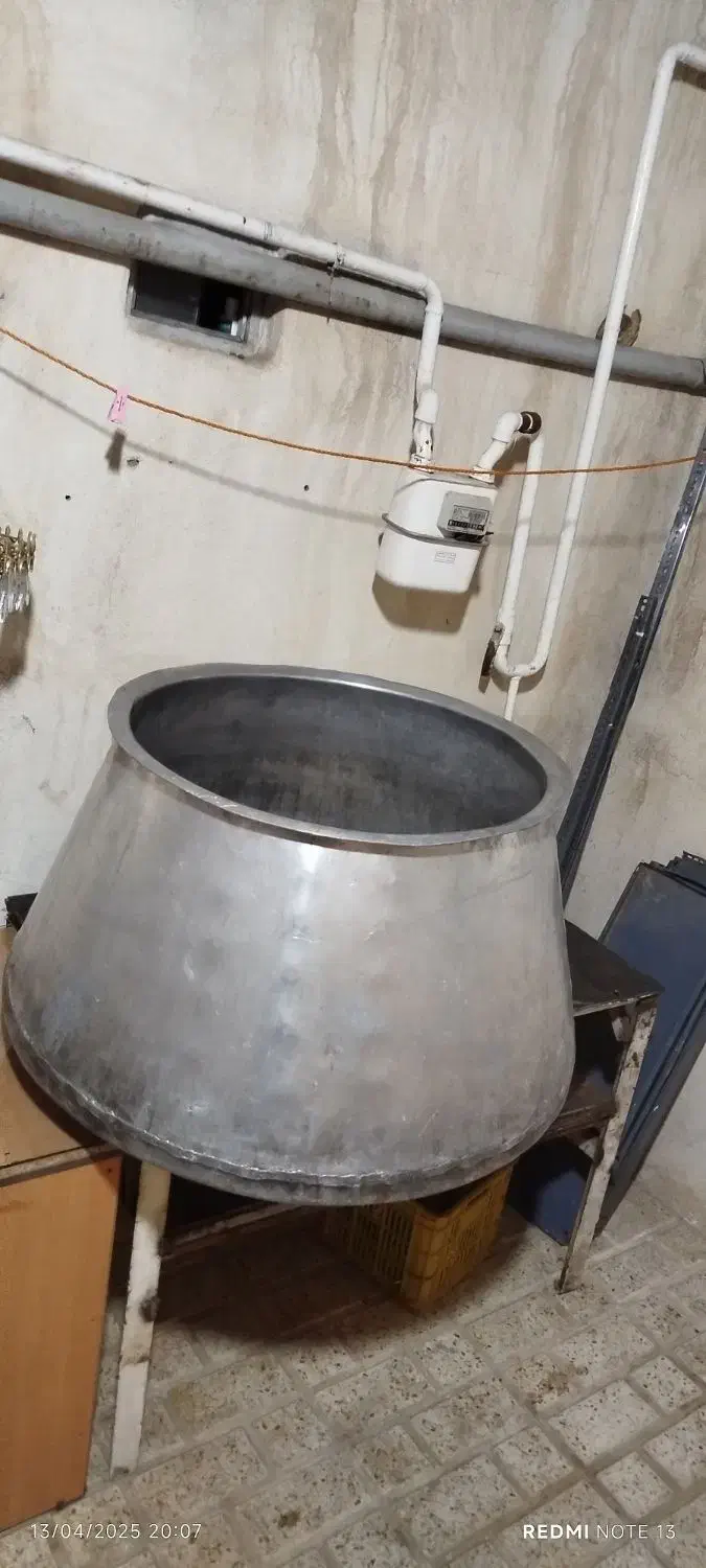 دیگ مجلسی بزرگ|ظروف پخت‌وپز|اقبالیه, |دیوار