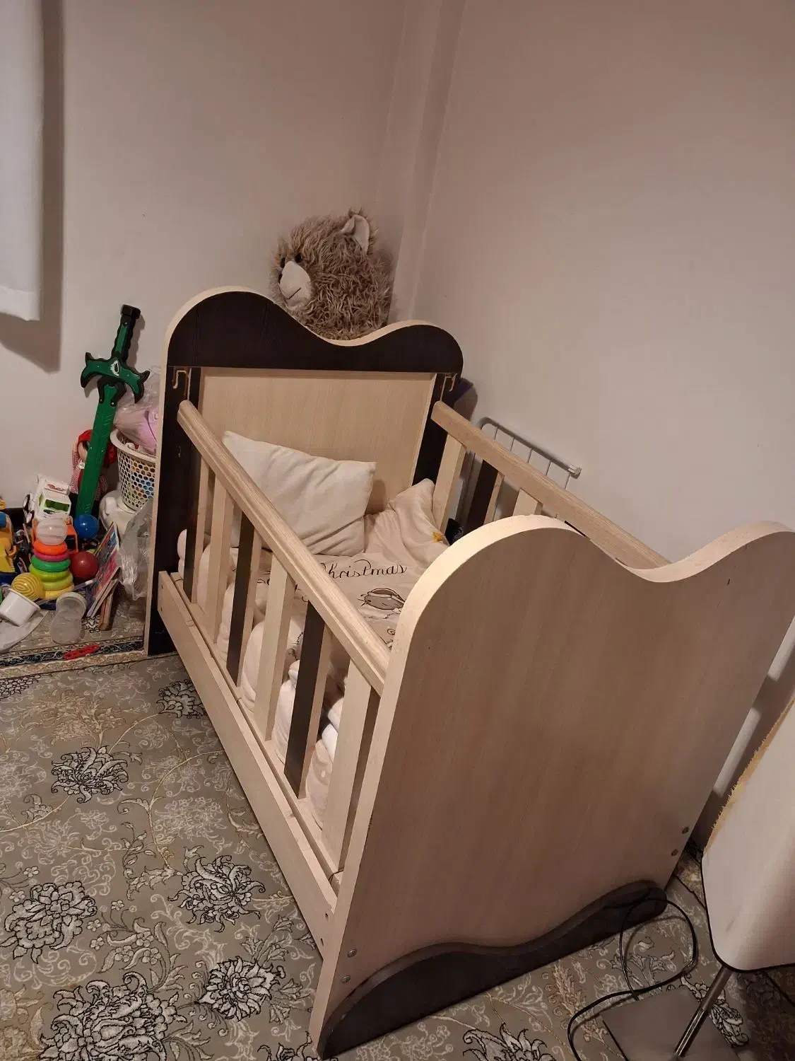 تخت نوزاد|تخت و صندلی بچه|هشتگرد, شهرک صنعتی هشتگرد|دیوار