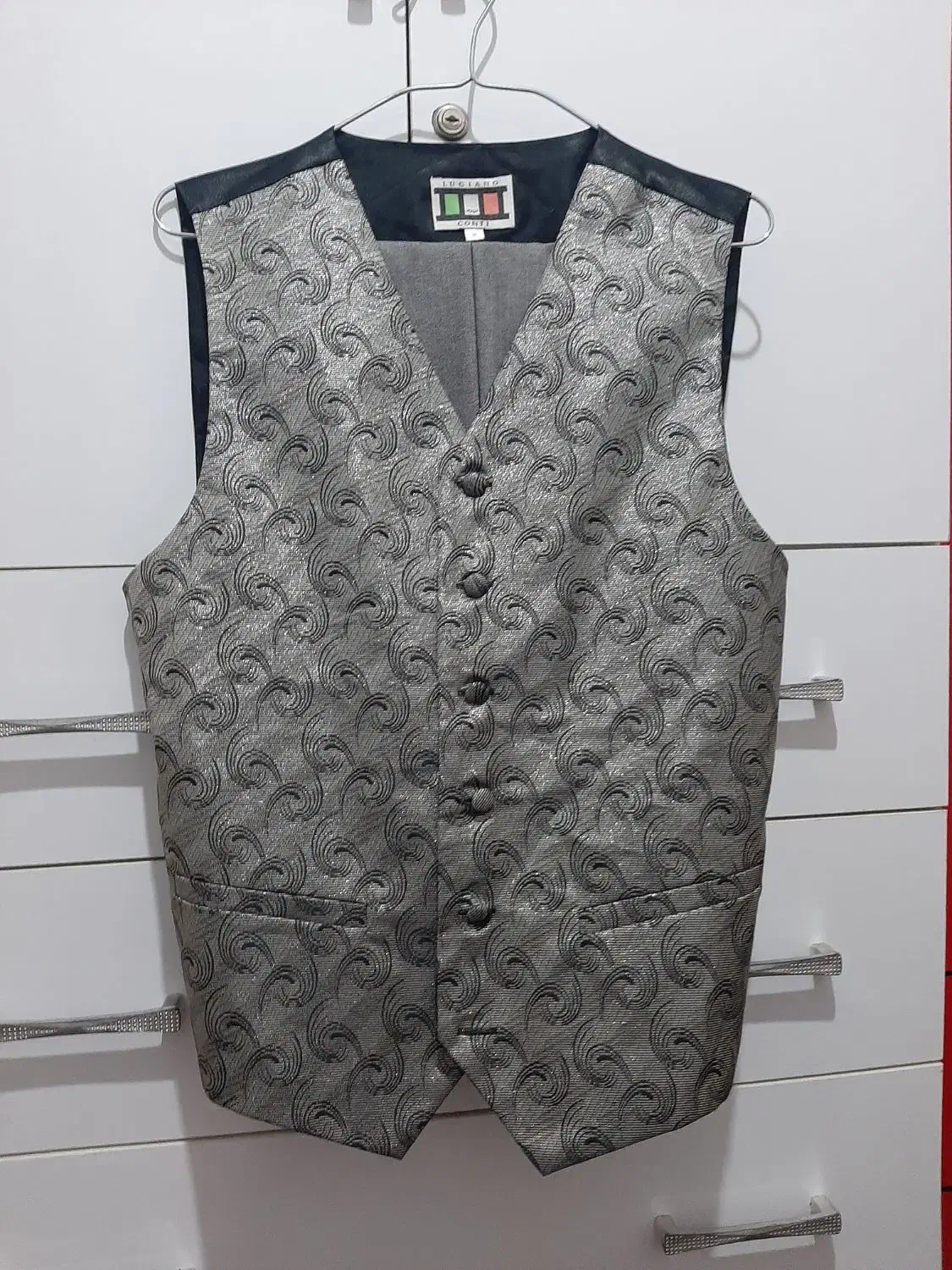 کت وشلوار|لباس|رباط‌کریم, شترخوار|دیوار