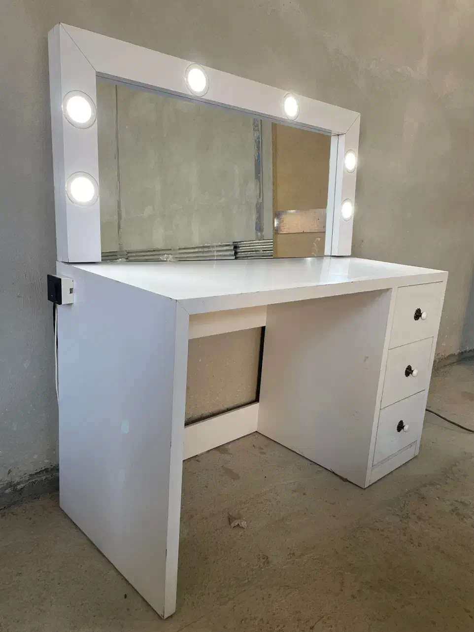 میز|آرایشگاه و سالنهای زیبایی|گلپایگان, |دیوار