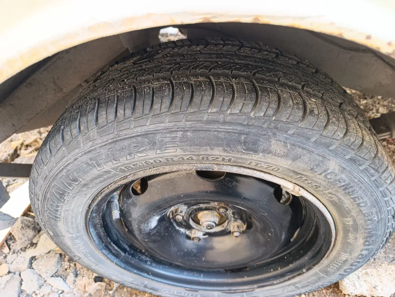 یک جفت چراغ هدلایت و چهار حلقه لاستیک 14|قطعات یدکی و لوازم جانبی|جوانرود, |دیوار