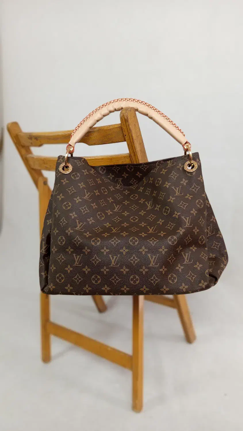 کیف لویی ویتون|کیف، کفش، کمربند|اصفهان, قلعه طبره|دیوار