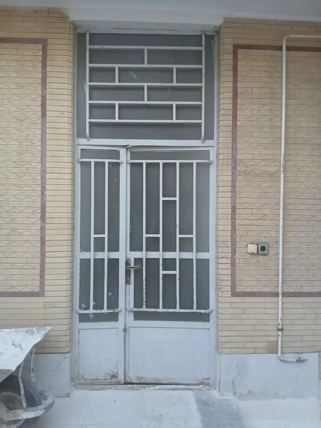 مقداری شیشه در و پنجره ساختمان|مصالح و تجهیزات ساختمان|کرمان, |دیوار