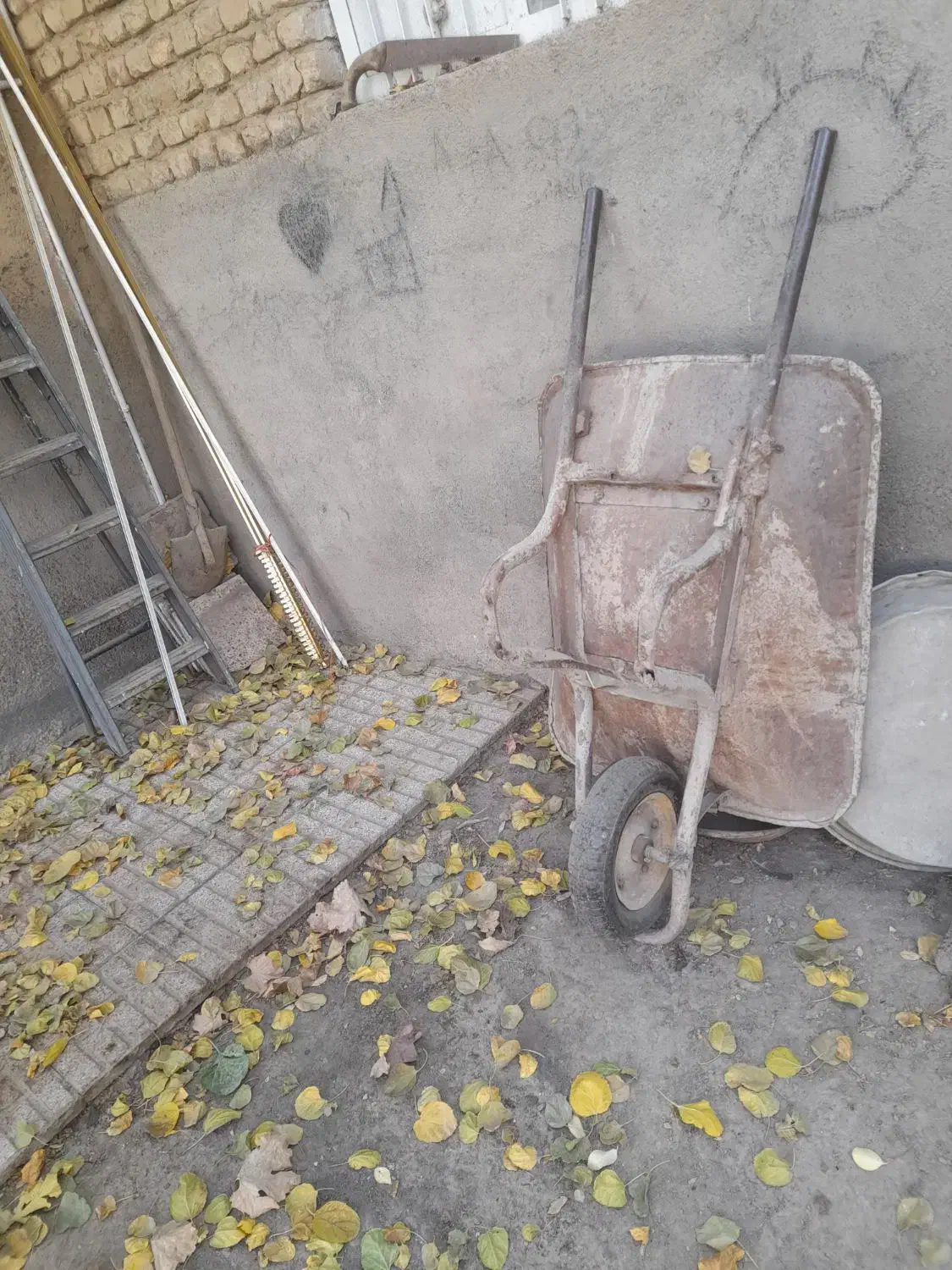 فرقون قدیمی اتاق بزرگ|ابزارآلات|طرقبه, |دیوار