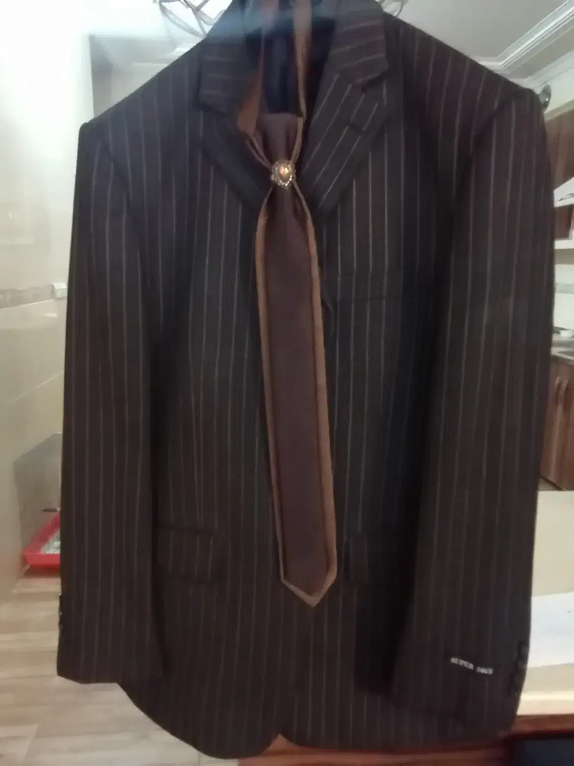 کت شلوار|لباس|شیراز, فرودگاه شهید دستغیب شیراز|دیوار