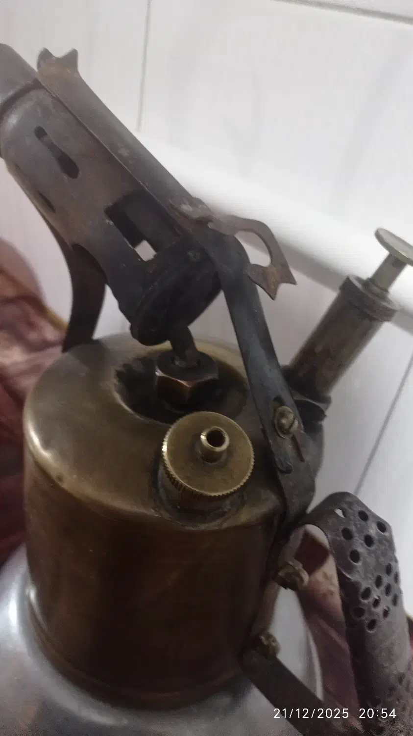 چراغ نفتی قدیمی.|کلکسیون اشیاء عتیقه|شیراز, کوشک میدان|دیوار